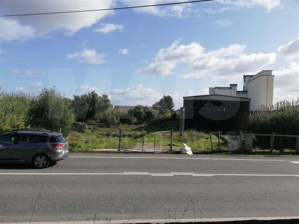 Armazém na EN10 ( Estrada Nacional 10 )