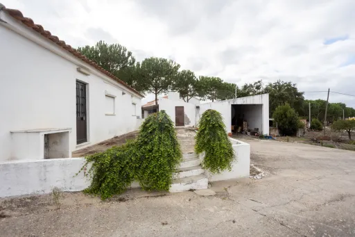 Moradia Térrea T2 para remodelar em Coruche-Vale Mansos
