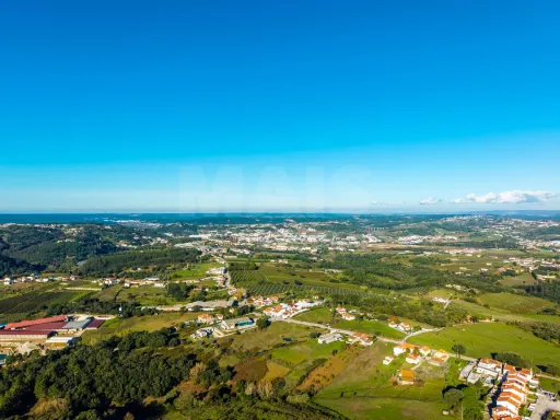 Terreno Amplo com PIP Aprovado – Ideal para Moradia Contemporânea