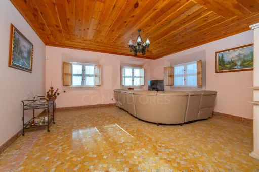 Moradia T4 com Piscina, 3 Garagens e Terreno de 3.179 m² em Almeirim