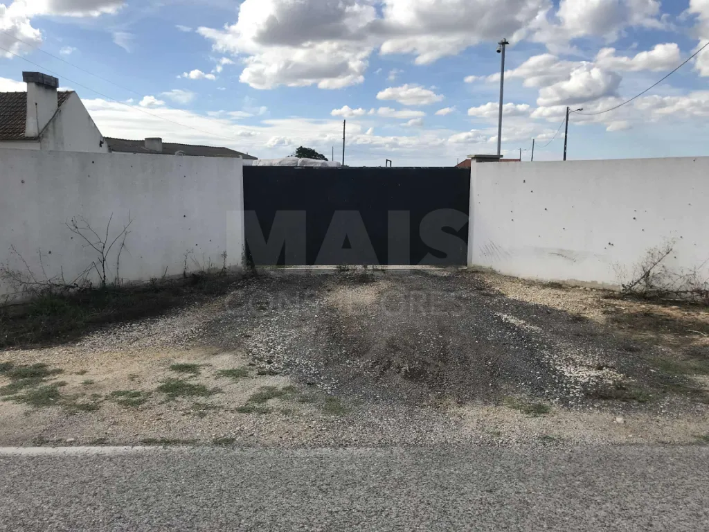 Quinta com moradia T4, piscina e anexos a 35 mint de Lisboa