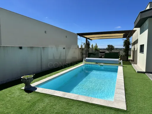 3-bedr. house on plot with pool, garden and garage