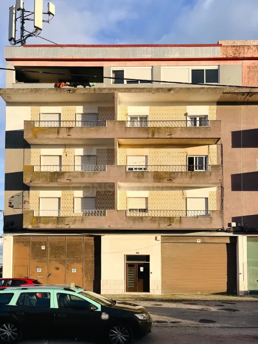 Prédio de Habitação e Comércio em Santa Iria de Azoia