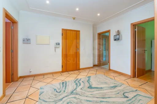Apartamento T3 com box e vista rio em Vila Franca de Xira