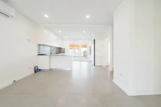 Moradia T3+1 Garagem, Logradouro e Vista Mar