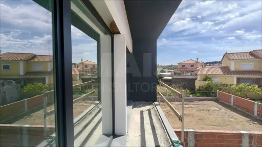 Moradia T4 c/ 1 Master Suite + 2 Suites, Jardim & Parqueamento !