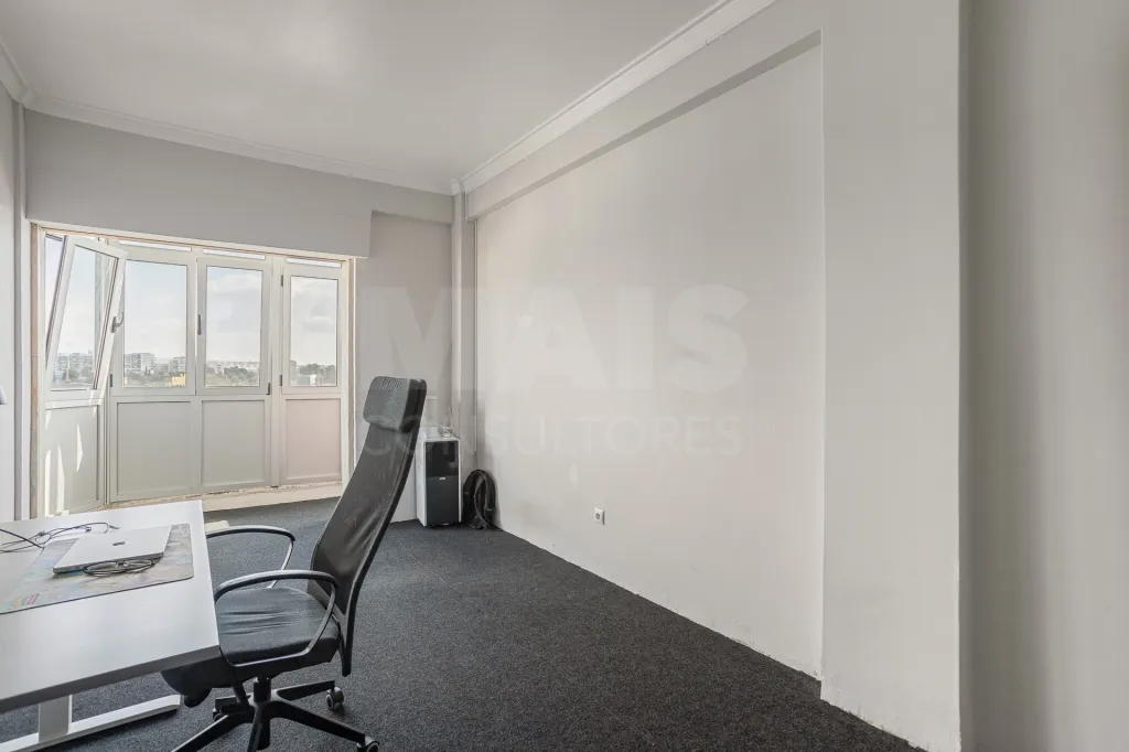 2-Bedroom Apartment with Excellent Potential | Sacavém | 5th Floor with Elevator