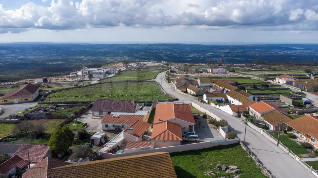 Moradia Térrea T5 com Piscina e Vista Deslumbrante – Serra de Aire e Candeeiros
