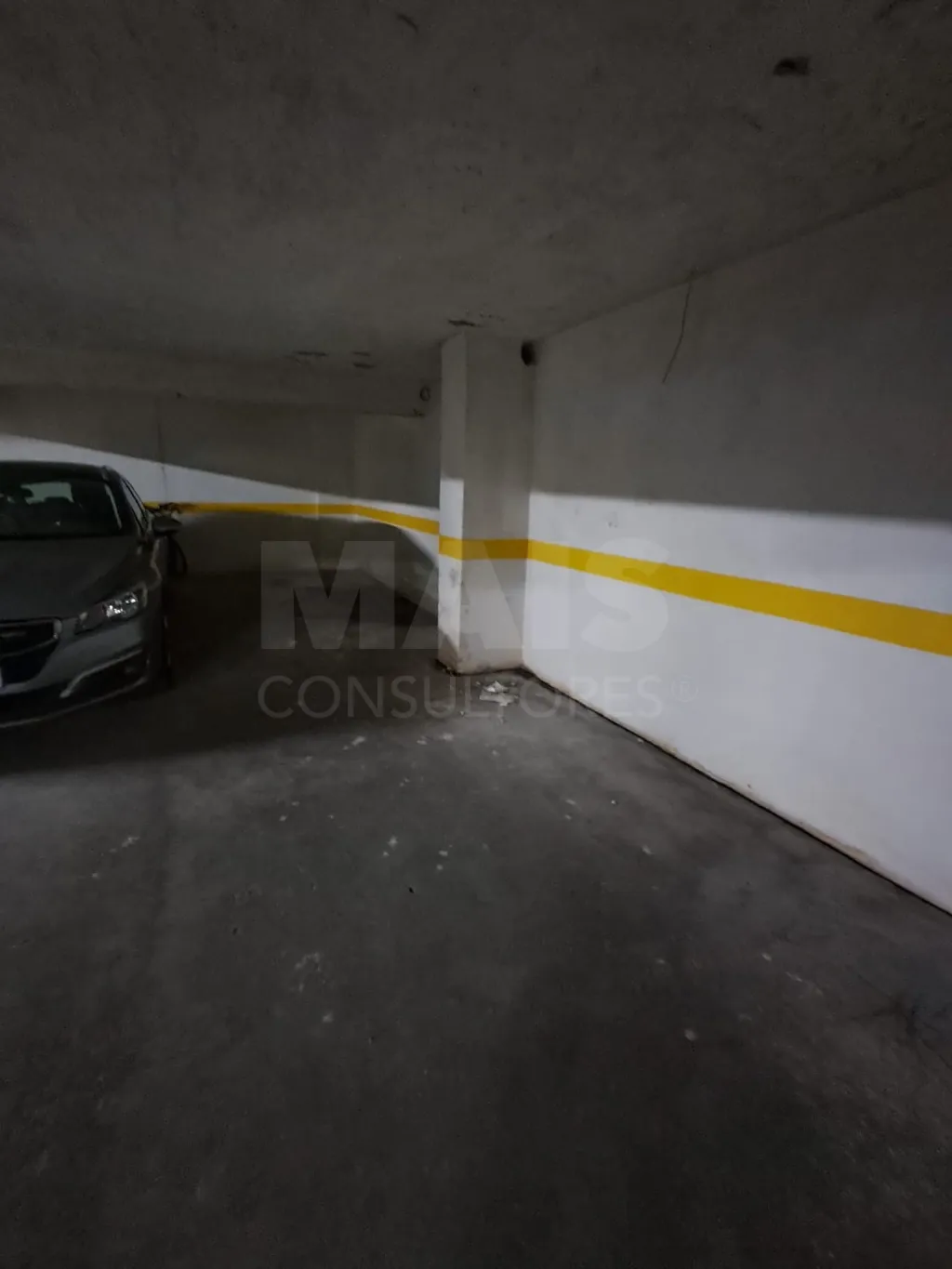Parqueamento junto à Avenida 1º de Maio