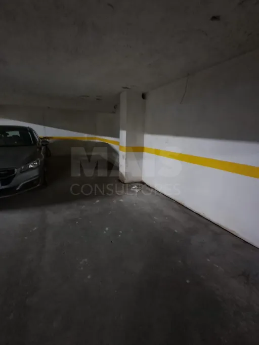 Parqueamento junto à Avenida 1º de Maio