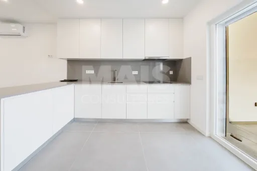 Moradia T3+1 Garagem, Logradouro e Vista Mar