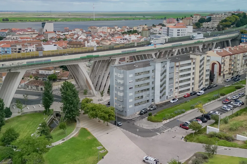 Apartamento, prédio com dois elevadores, zona central de Vila Franca de Xira