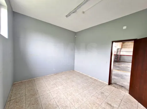 Armazém Industrial com 220m2 em Atouguia da Baleia