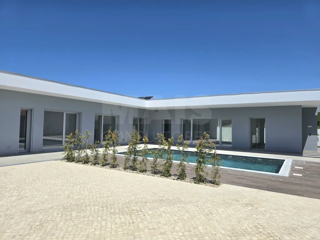 Moradia T4 térrea de luxo com piscina no Nadadouro
