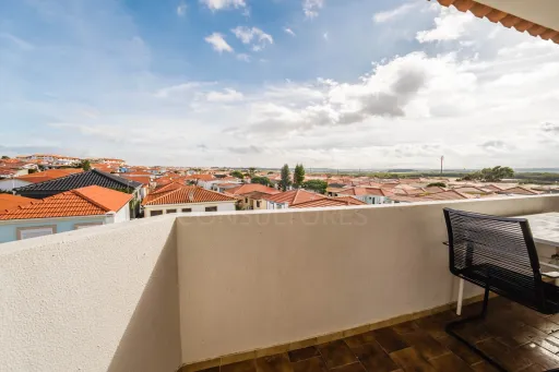 Apartamento T2 com Sótão e Varanda junto à Praia do Baleal