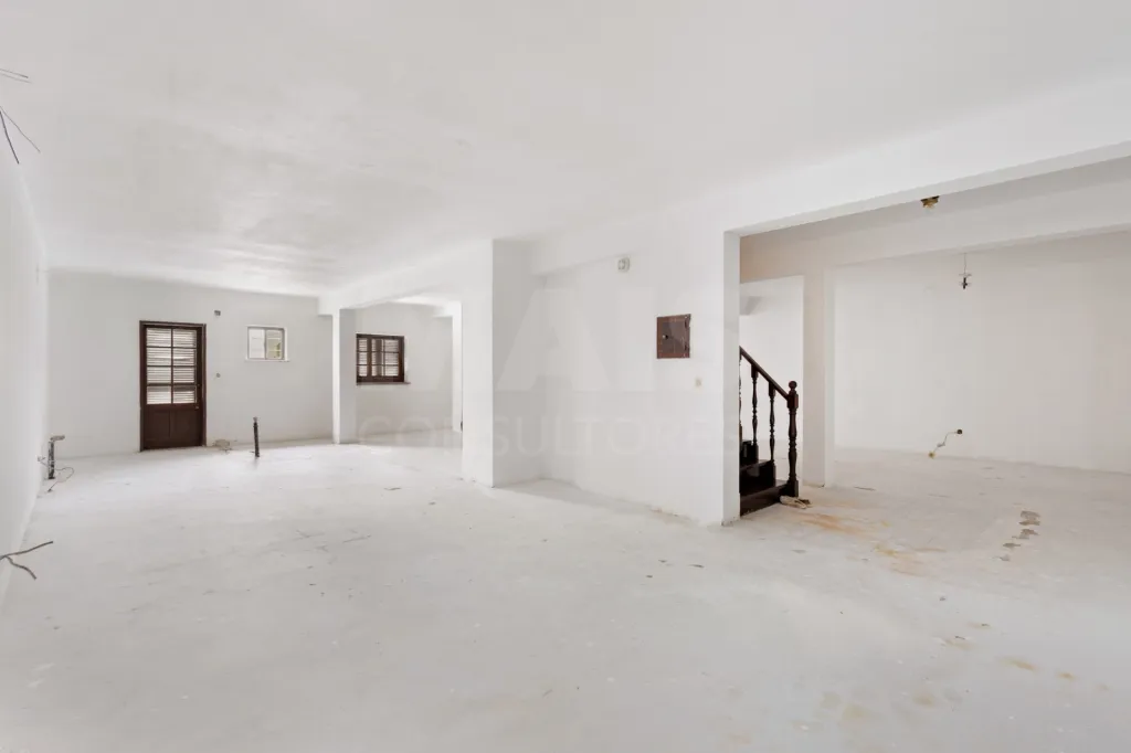 Moradia T4 com cave, garagem e quintal no centro de Peniche