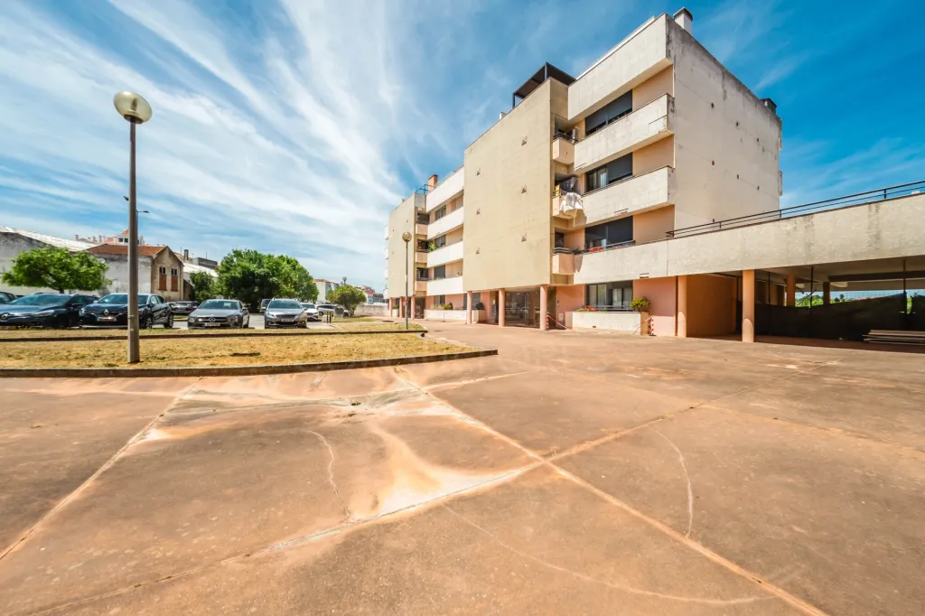 Apartamento T2 Semi-Novo | Terraço | Garagem | Bombarral