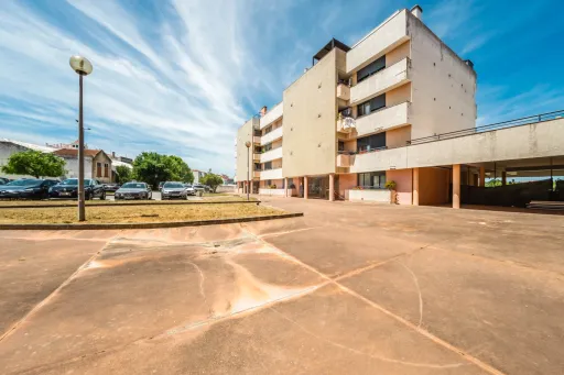 Apartamento T2 Semi-Novo | Terraço | Garagem | Bombarral