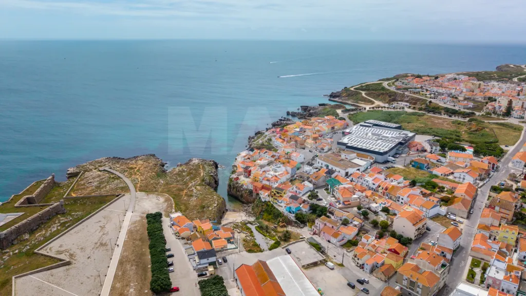 Moradia com 3 apartamentos e vista mar