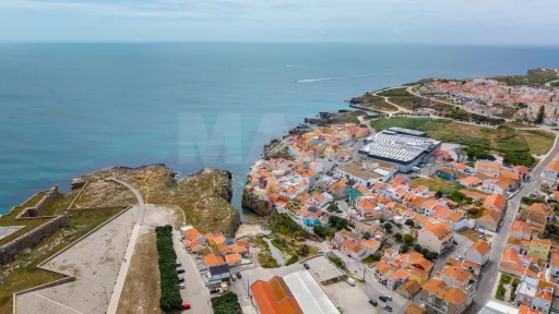 Moradia com 3 apartamentos e vista mar