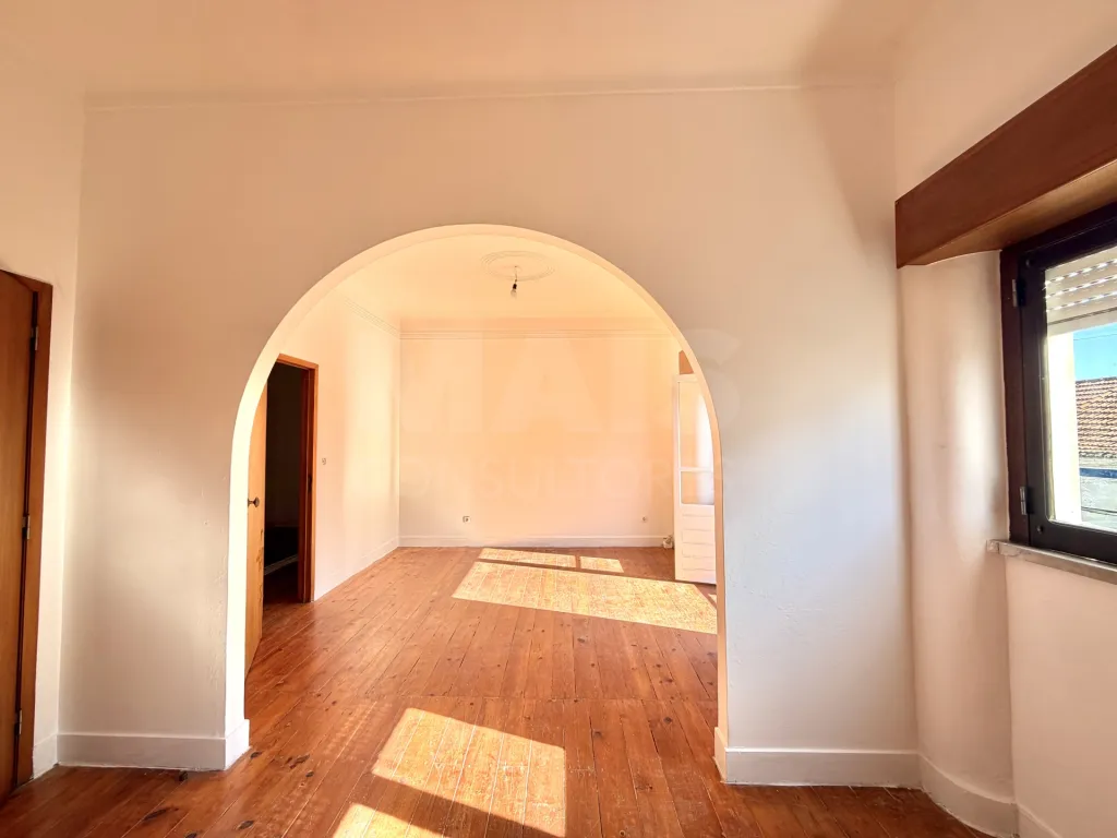 Apartamento T1+2 com terraço no centro de Samora Correia
