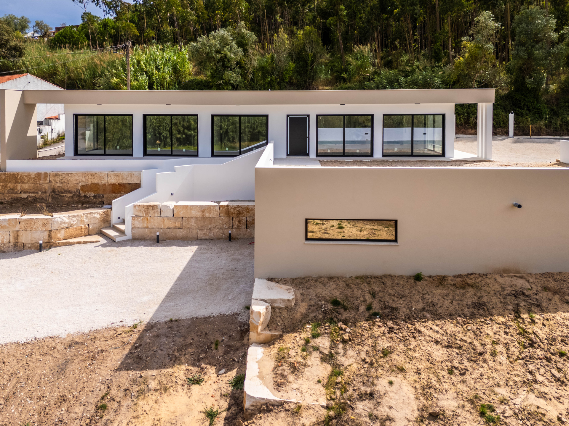 Modern 3-Bedroom Single-Storey House with Pool and Garden in Ribeira dos Amiais