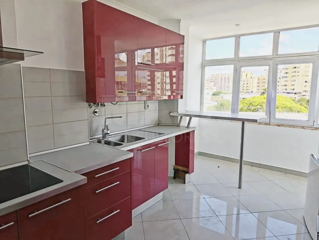 T2 em Carnide - Conforto, Luz e localização privilegiada.