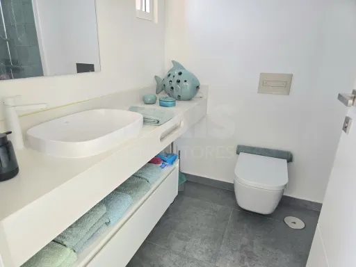 Moradia T4 térrea contemporânea com anexo T2 independente | Lote com 10.400 m² | Alvorninha
