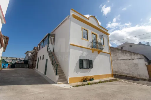 Moradia de dois pisos T5 118m2  renovada no Cadaval