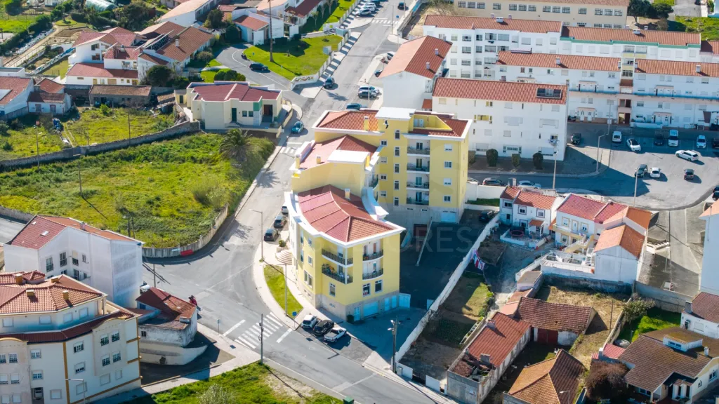 Apartamento T2 com varandas e arrecadação em Peniche