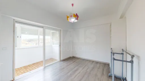 T2 com Cozinha Equipada e Varanda junto ao Metro de Odivelas
