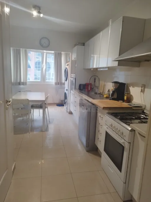 Apartamento T4 ao lado do metro das Olaias com dois lugares de parqueamento