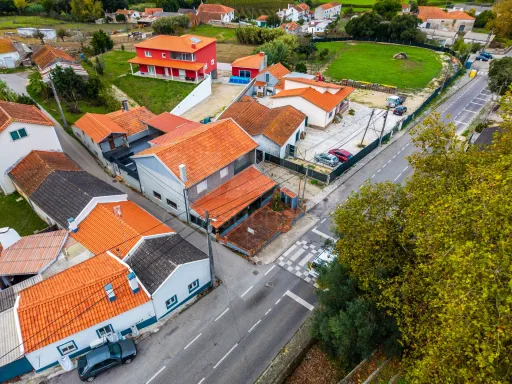 Moradia T3 com comércio e terraço no Coto