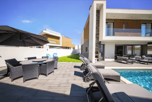 Moradia T4 com Piscina e Rooftop a minutos da Praia | Salir do Porto