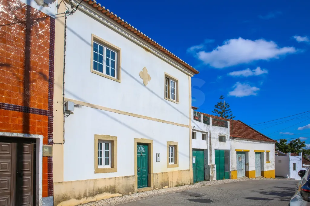 🏡 Moradia T4 com 247 m², 2 Garagens e Terreno | Canados, Alenquer