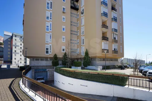 T2 Renovado com Vista Rio | Av. Mouzinho de Albuquerque