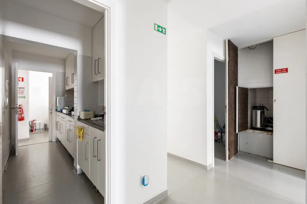 Oportunidade Única no Coração de Peniche — 124 m² com Potencial para Habitação
