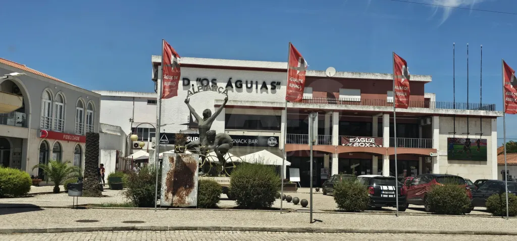Apartamento T3 no Centro de Alpiarça | Áreas Generosas, Varandas e Excelente Localização