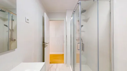 Magnificent T1+1 Refurbished -Mina - AMADORA