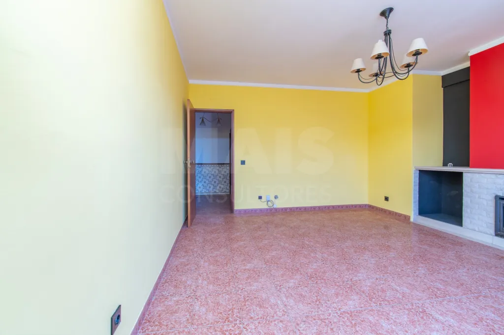 Apartamento T3 com varandas, arrecadação e vista desafogada em Samora Correia