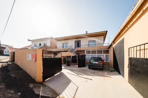 5-bedr. house with garage and warehouse
