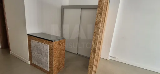 Loja/Escritório no centro da Benedita – com AC e potencial para T1