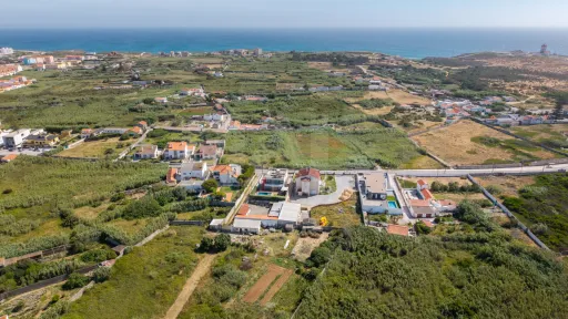 Deslumbrante Moradia T5 com Vista Mar, Piscina Privada e Excelente Exposição Solar