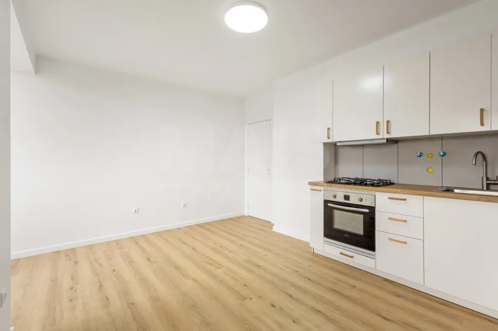 Apartamento T2 remodelado com 2 wc e varanda