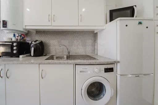 Oportunidade de Investimento no Centro Histórico de Peniche – Dois T1 Renovados com Logradouro