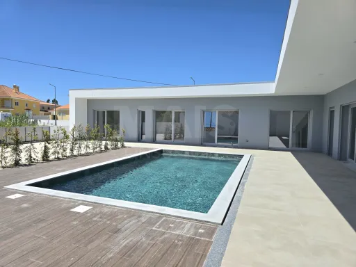 Moradia T4 térrea de luxo com piscina no Nadadouro