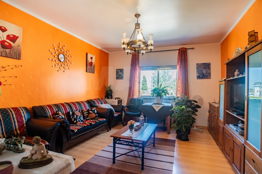 2-Bedroom Apartment in the Heart of Cadaval – Comfort, Location, and Potential!