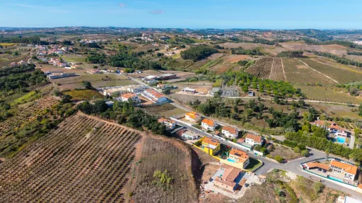 Moradia T4 com Garagem para 3 carros em lote de 812m2