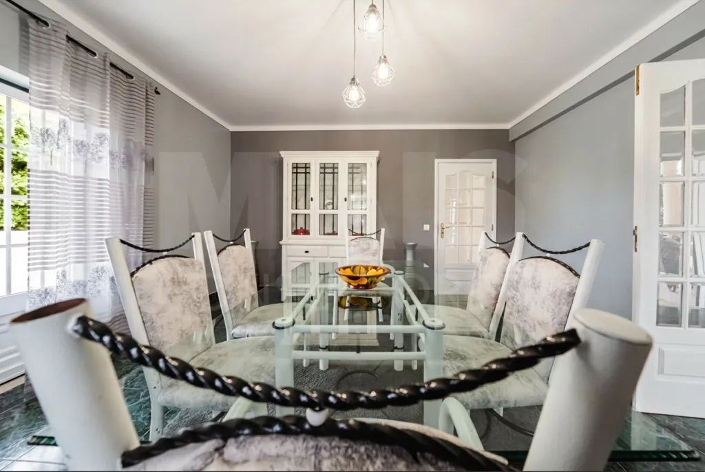 Moradia T4 em Olho Marinho | 260m² | Lote 734m²