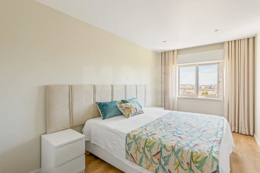 Último Piso | T2 Totalmente Remodelado | 2 Varandas | Vista Desafogada